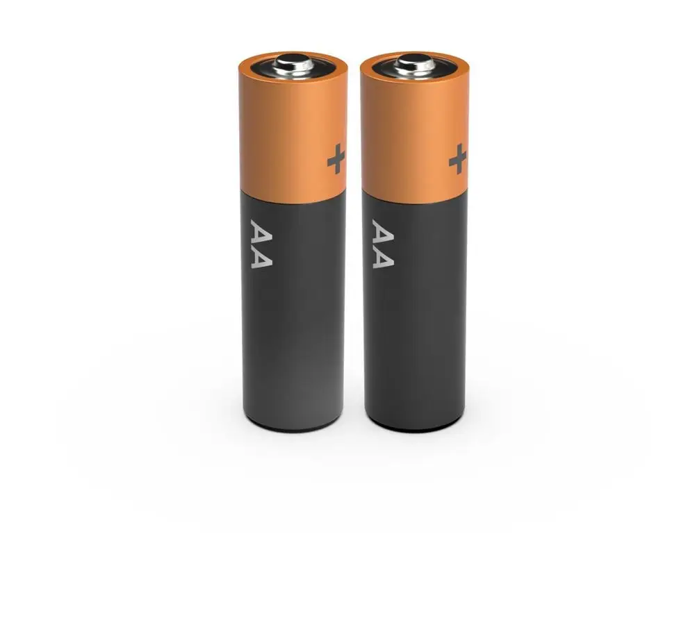 Zwei AA-Batterien von HANSA mit orangefarbener Oberseite und schwarzem Körper. Die Batterien sind aufrecht nebeneinander angeordnet.
